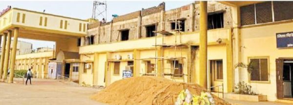 जिला अस्पताल में सीलन की भरमार, प्लास्टर उखड़ रहा,  वाटर कूलर में गंदगी, शौचालय का दरवाजा भी सड़ा हुआ