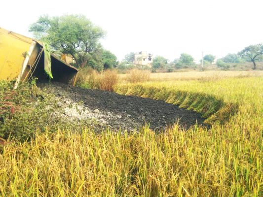कोयला लोड टे्रलर पलटा 