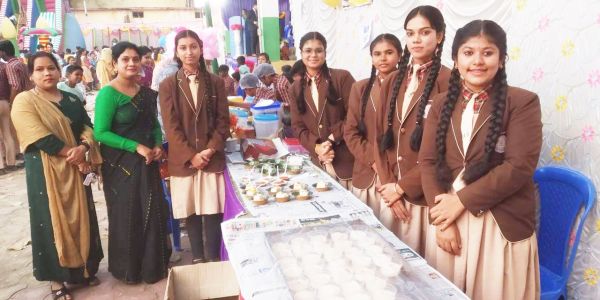 लोट्स पब्लिक स्कूल में आनंद मेला