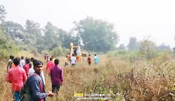 हाथियों ने ग्रामीण को कुचला, दो लापता