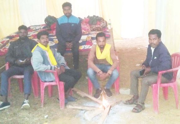 ठंड में अपलक ईवीएम की निगरानी कर रहे कार्यकर्ता