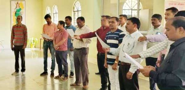  कलेक्टोरेट के अधिकारी-कर्मचारियों ने संविधान के प्रति निष्ठा की शपथ ली