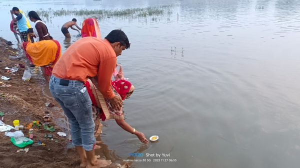 कार्तिक पूर्णिमा पर त्रिवेणी संगम में स्नान-दीप दान