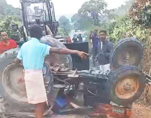 गिट्टी लोड ट्रैक्टर अनियंत्रित होकर पलटी, चालक की मौत