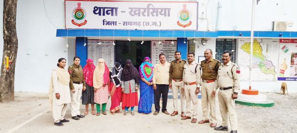 छापा, 5 महिलाएं व अधेड़ संदिग्ध अवस्था में पकड़ाए