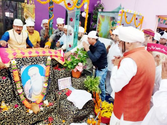 पूर्व विधायक होरा ने गुरद्वारा में मत्था टेका