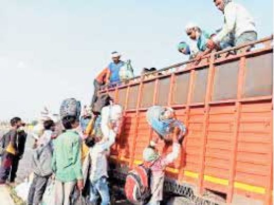 जिले से हर साल सवा लाख से भी ज्यादा मजदूर महानगरों में काम करने जाते हैं