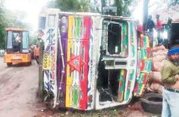 सीमेंट संयंत्र की गाड़ी जा घुसी ग्रामीण के घर, बाल-बाल बचा परिवार एक मवेशी की मौत, एक घायल