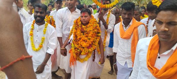 बाजे-गाजे के साथ महाकाल बाबा की पालकी निकाली