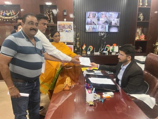 भाजपा प्रत्याशी लता ने डाक मतपत्र की सुरक्षा बढ़ाने सौंपा ज्ञापन