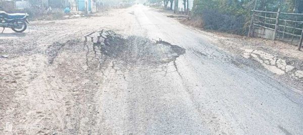 ओवरलोड गाडिय़ों से समय से पहले रोड खराब, गड्ढे में गिरकर हो रहे चोटिल