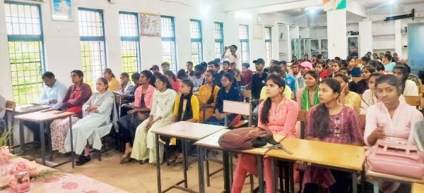 एचआईवी व टीबी के बचाव की जानकारी कॉलेज स्टूडेंट्स को दी