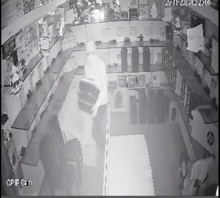 गैस कटर से कम्प्यूटर दुकान का ताला काटा,  27 लैपटॉप की चोरी
