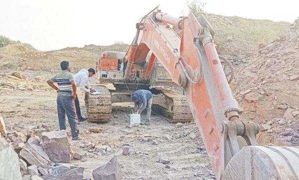 अवैध खदानों से तीन मशीनें जब्त  