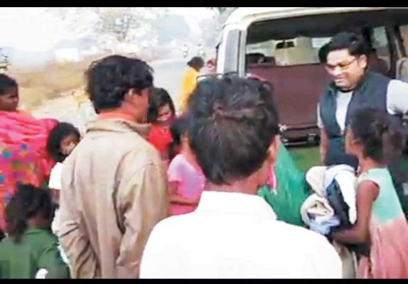  जरूरतमंदों को बांटे गर्म कपड़े