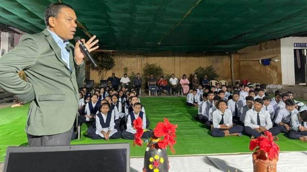 जेएनवी के पूर्व छात्रों द्वारा कैरियर गाइडेंस, बच्चों को दी कई जानकारी