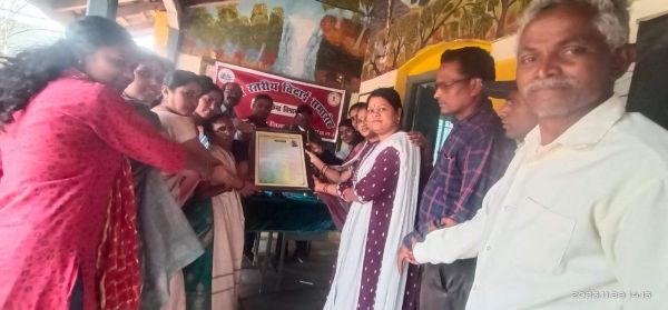 सेवानिवृत्त शिक्षिका को दी विदाई