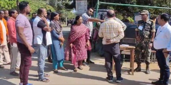 भाजपा जिलाध्यक्ष को प्रवेश से रोका, कांग्रेस के गैर पास धारी को प्रवेश देने पर स्ट्रांग रूम के सामने धरना