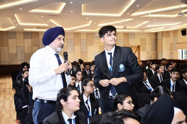 शिक्षाविद डॉ. गुरमीत ने विद्यार्थियों का किया मार्गदर्शन 