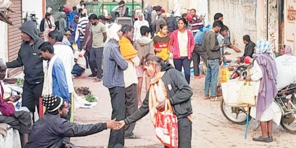 संकरी गली में सब्जी बाजार, आवाजाही में परेशानी