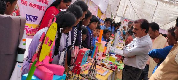 विकासखंड स्तर कबाड़ से जुगाड़ टीएलएम प्रदर्शनी 
