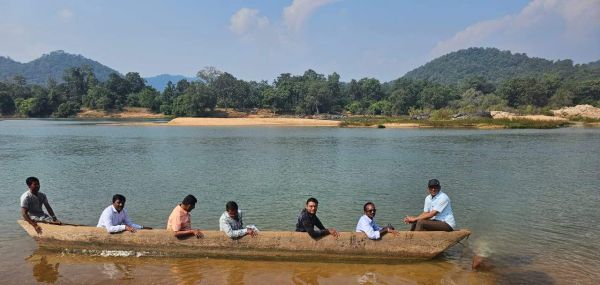 नदी, नालों व पथरीले रास्तों से होकर इंद्रावती के पार माड़ पहुंची शिक्षा विभाग की टीम