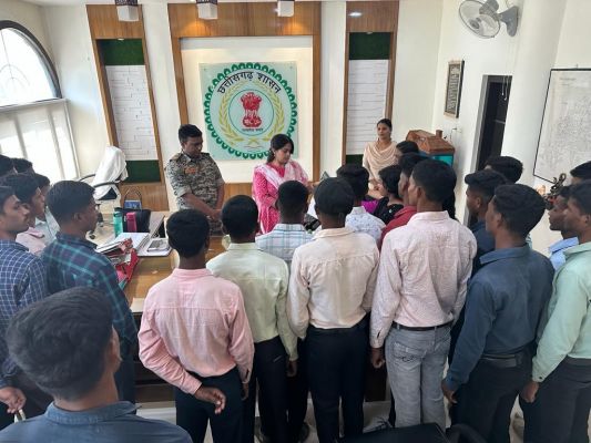 छात्र-छात्राओं ने नक्सल उत्पात से हो रही क्षति से राहत की मांग की