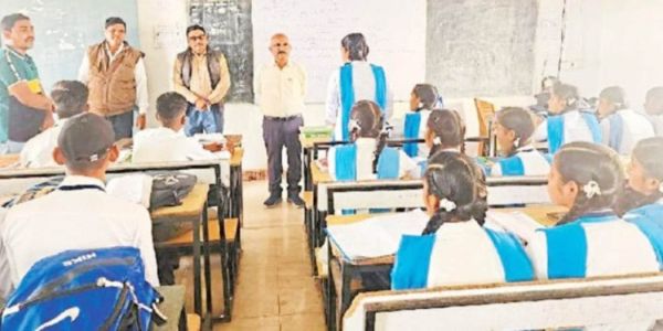 डीईओ ने स्कूलों में पढ़ाई और मध्यान्ह भोजन की ली जानकारी 