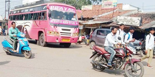 भगत सिंह तिराहा बना अघोषित बस स्टैण्ड, आवागमन बाधित