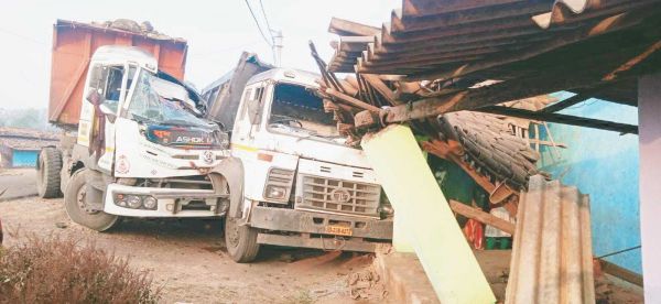 टक्कर के बाद घर में घुसा खड़ा ट्रेलर, बाल-बाल बचा परिवार