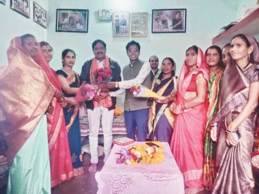 इन्द्र कुमार साहू को बधाई देने कार्यकर्ताओं की उमड़ी भीड़