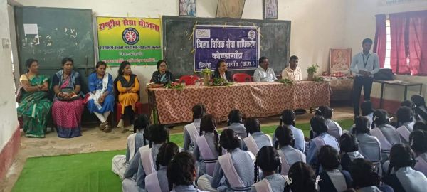 सलना स्कूल में विद्यार्थियों को दी कानूनी जानकारी