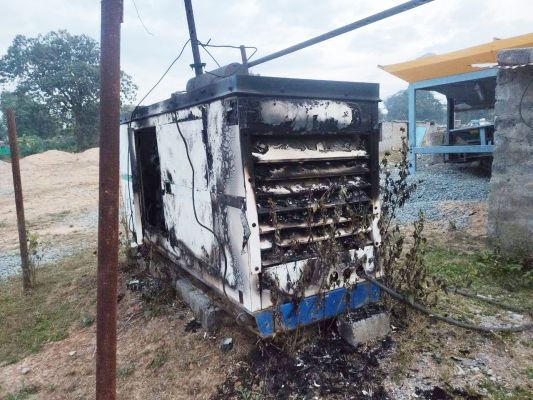 हथियार लूटने जवानों पर नक्सल हमला, फायरिंग, जनरेटर में लगाई आग 