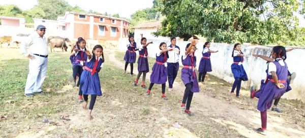 गोरेगांव माध्यमिक शाला की छात्राएं  ले रहीं आत्मरक्षा का प्रशिक्षण