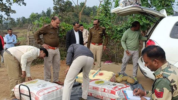 सडक़ किनारे खड़ी कार से  368 किलो गांजा बरामद 