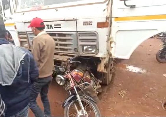 तेज रफ्तार हाइवा ने बाइक सवार  को कुचला, एक की मौत