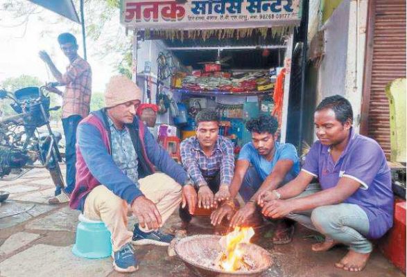 ठंड से बचने अलाव का सहारा