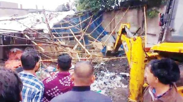 अवैध अहातों पर चले बुलडोजर, शराब दुकानों के पास बने चखना सेंटर ध्वस्त