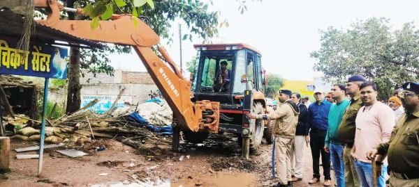 चखना सेंटरों को ध्वस्त करने लगातार कार्रवाई जारी