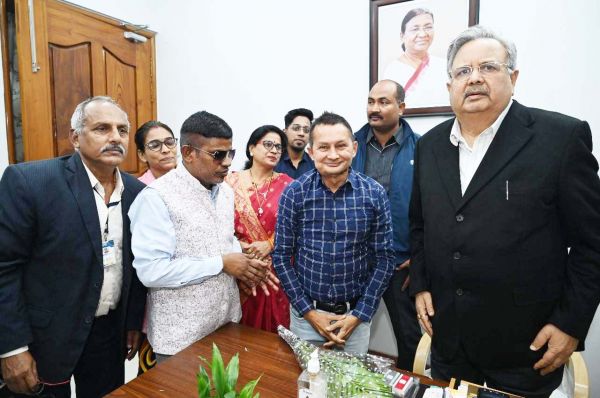 संस्कार श्रद्धांजलि की टीम  ने रमन को दी बधाई
