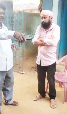 स्कूल में शराब पीते प्रधान पाठक  को ग्रामीणों ने पकड़ा