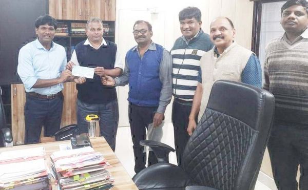 सीएसआर मद से 2 करोड़  63 लाख का चेक भेंट