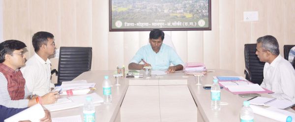 कलेक्टर ने की विभागीय योजनाओं की समीक्षा