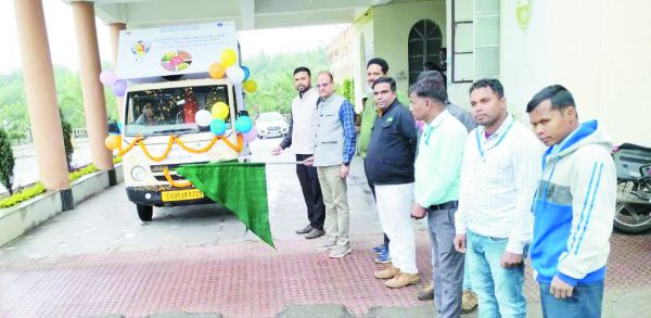 फसल बीमा जागरूकता रथ को हरी  झंडी दिखाकर किया रवाना