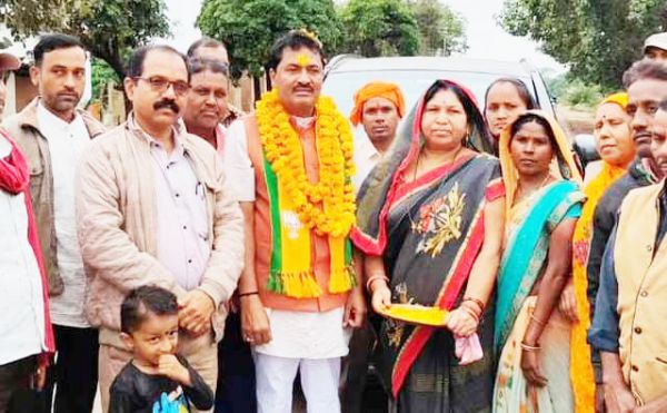 भाजपा विधायक इंद्र कुमार साहू सपत्निक पहुंचे चंपारण