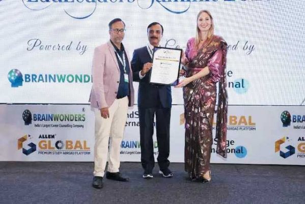 प्रिंसिपल ऑफ द ईयर से सम्मानित हुए संजय पाण्डेय