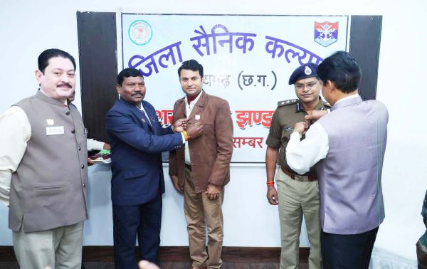 जिला सैनिक कल्याण अफसर ने कलेक्टर- एसएसपी को लगाया फ्लैग