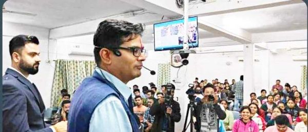 सीएम की रेस से दूर नालंदा परिसर के छात्रों के बीच पहुंचे ओपी चौधरी  