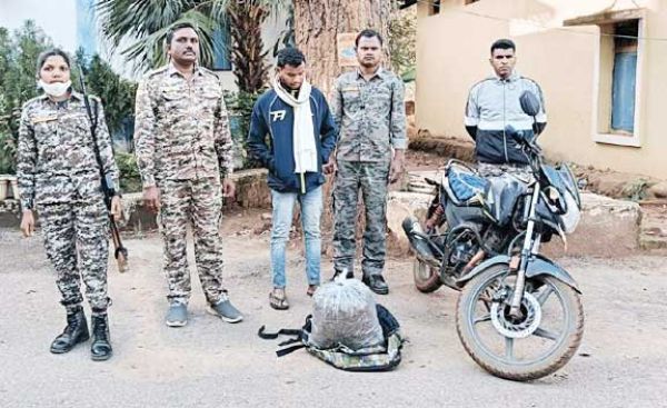 बाइक पर गांजा तस्करी, एक बंदी