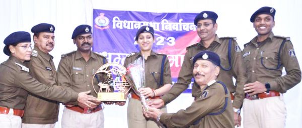 एसपी ने पुलिस अफसर-कर्मियों को किया सम्मानित